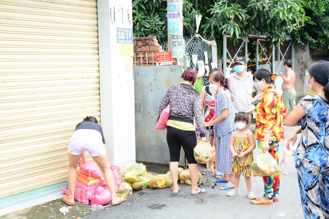 Chùa Hoằng Pháp: Tiếp tục hỗ trợ người dân khó khăn trong đại dịch Covid (đợt 8)